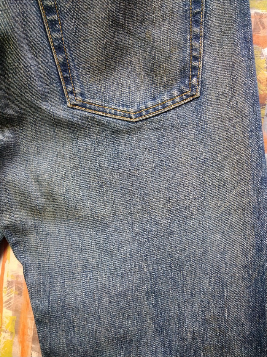 UNIQLO JEANS★S-003イージーフィットストレート321-049853/31(78.5)表示~w実寸83/インディゴ縦落ち/5ポケ/牛革パッチS/裾チェーンステッチ_左尻下に色あせ感あり