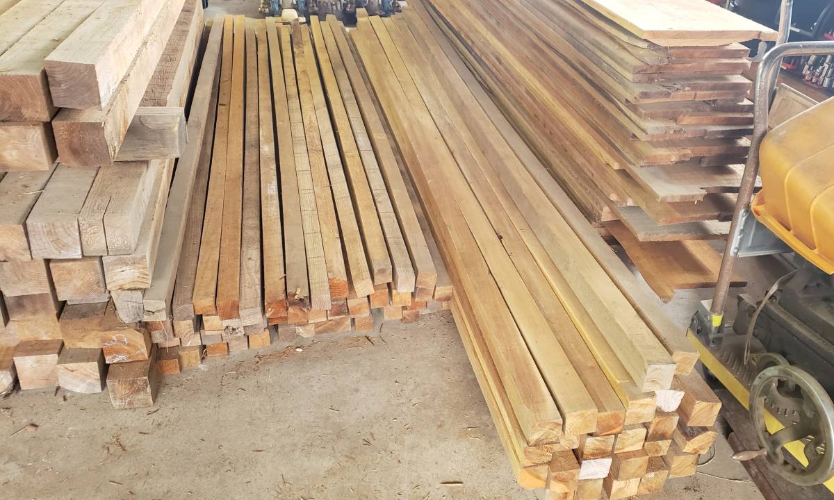 105mm角材 ハンドヒューン加工 4面加工塗装仕上 長さ3,000mm - 角材 105mm角材 ハンドヒューン加工 4面加工塗装仕上 長さ3,000mm - 角材