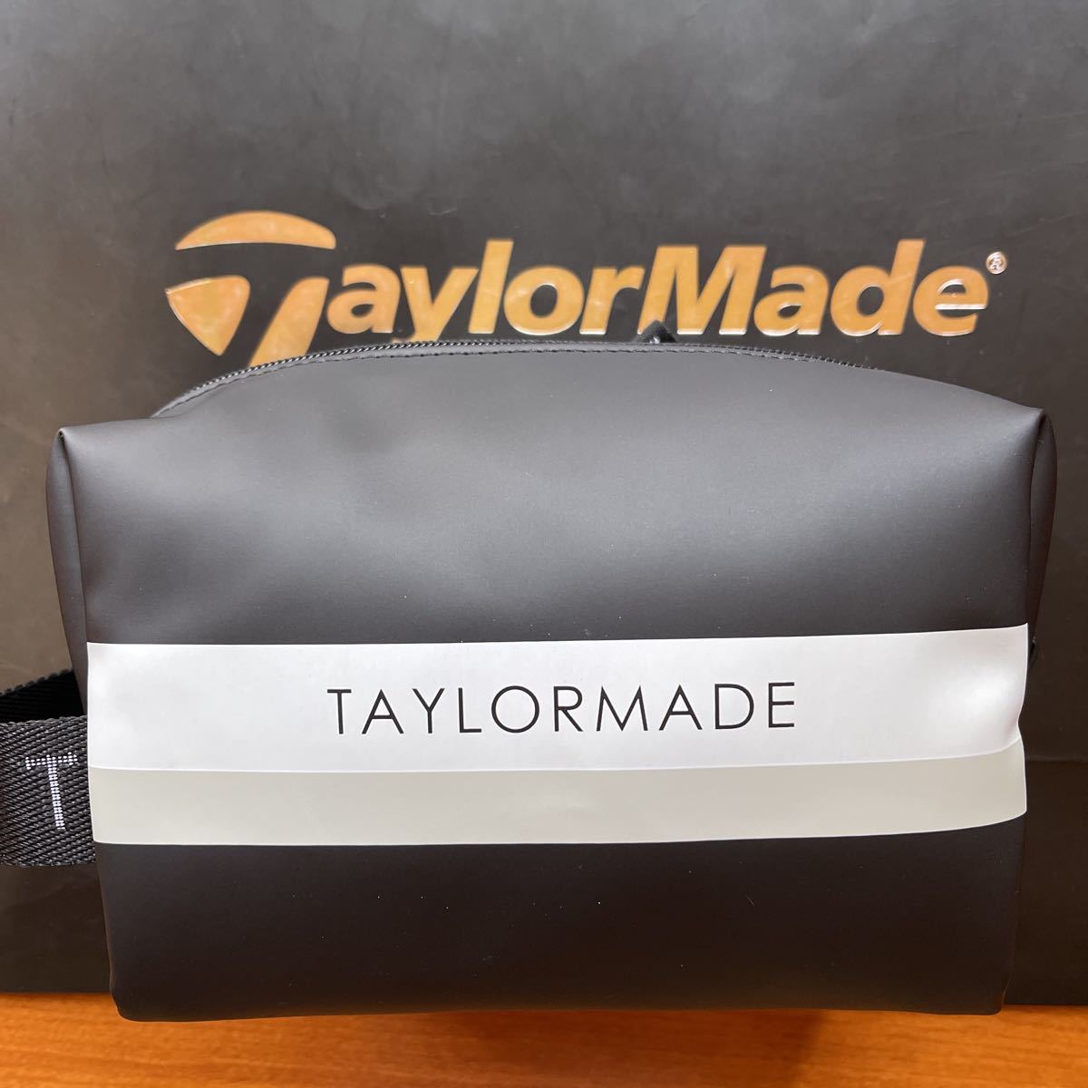 送料無料TaylorMadeテーラーメイドNEWLOGO合成皮革ラウンドBAGポーチハンドル持ち手付WZIPオープンジップPocket unisexマットBlack新品_画像1