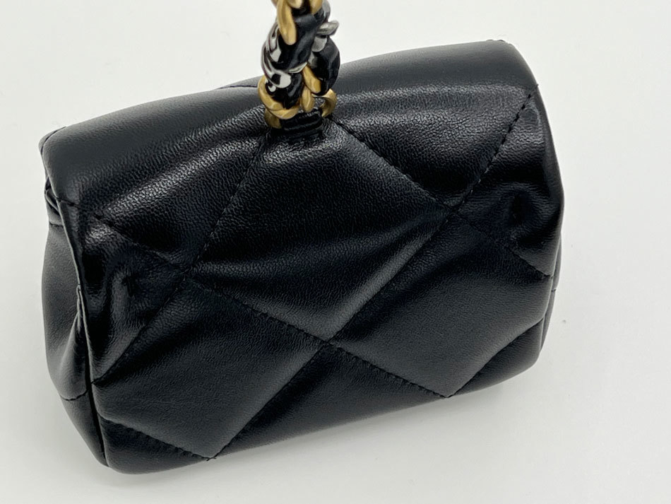 CHANEL シャネル 19 ポーチ ケース チャーム マトラッセ カーフレザー