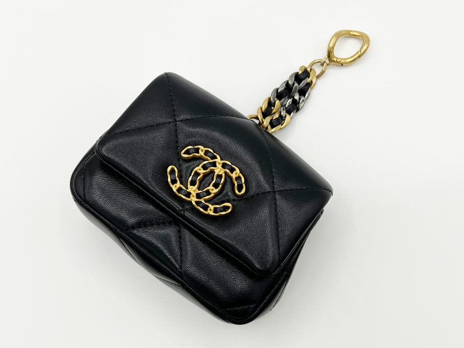 CHANEL シャネル 19 ポーチ ケース チャーム マトラッセ カーフレザー ブラック ゴールド シルバー金具 ランダム 超美品_画像1