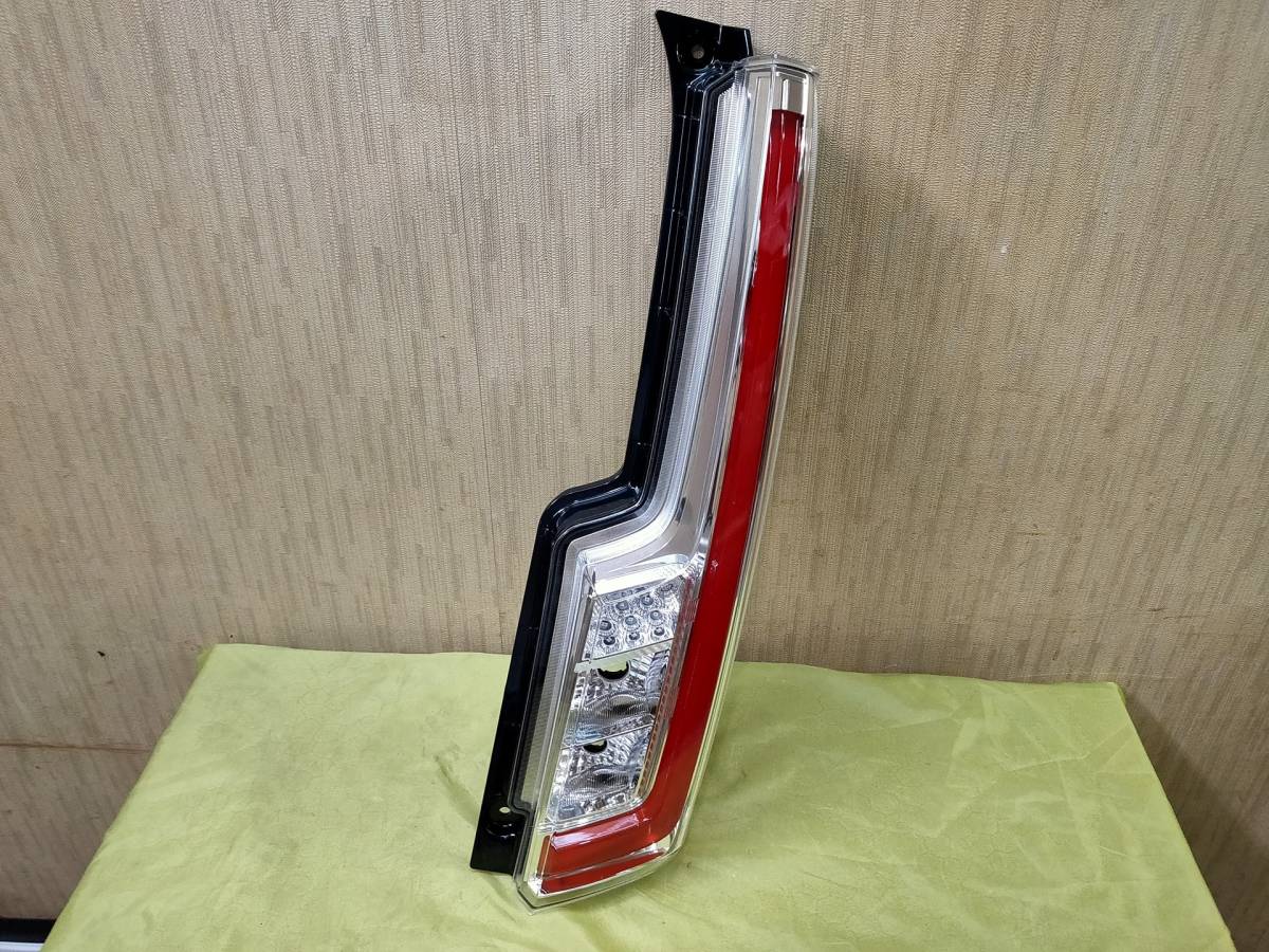美品 ムーヴカスタム LA150S LA160S 前期 右テールランプ KOITO 美品 ムーヴカスタム LA150S LA160S 前期 右テールランプ KOITO
