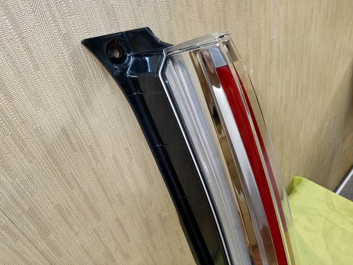 美品 ムーヴカスタム LA150S LA160S 前期 右テールランプ KOITO 美品 ムーヴカスタム LA150S LA160S 前期 右テールランプ KOITO