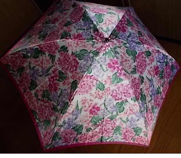 Christian Dior　クリスチャンディオール　レディース　雨傘　折りたたみ傘　三つ折り　ピンクがメインの花柄　携帯用　軽量　小型_画像2