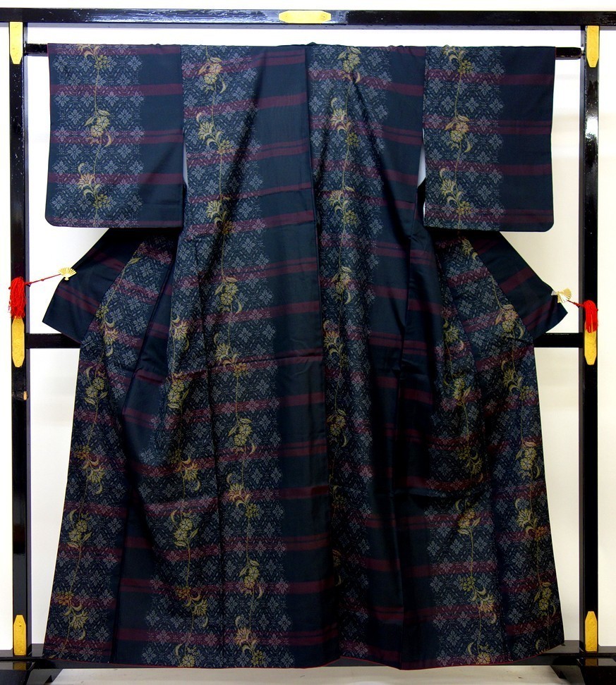 お手頃価格 【SALE】18.000→9.000円◇5220-3◇中古美品 大島紬 黒地