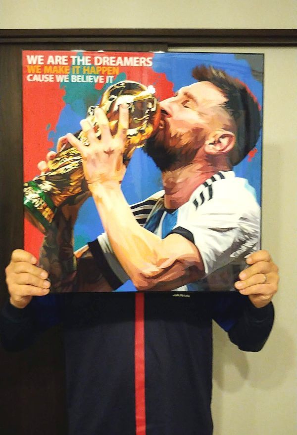 リオネル・メッシ アルゼンチン代表 W杯優勝 デザインC 51*51cm 特大サイズ サッカーアートパネル 木製 壁掛け ポップアート ポスター_画像2