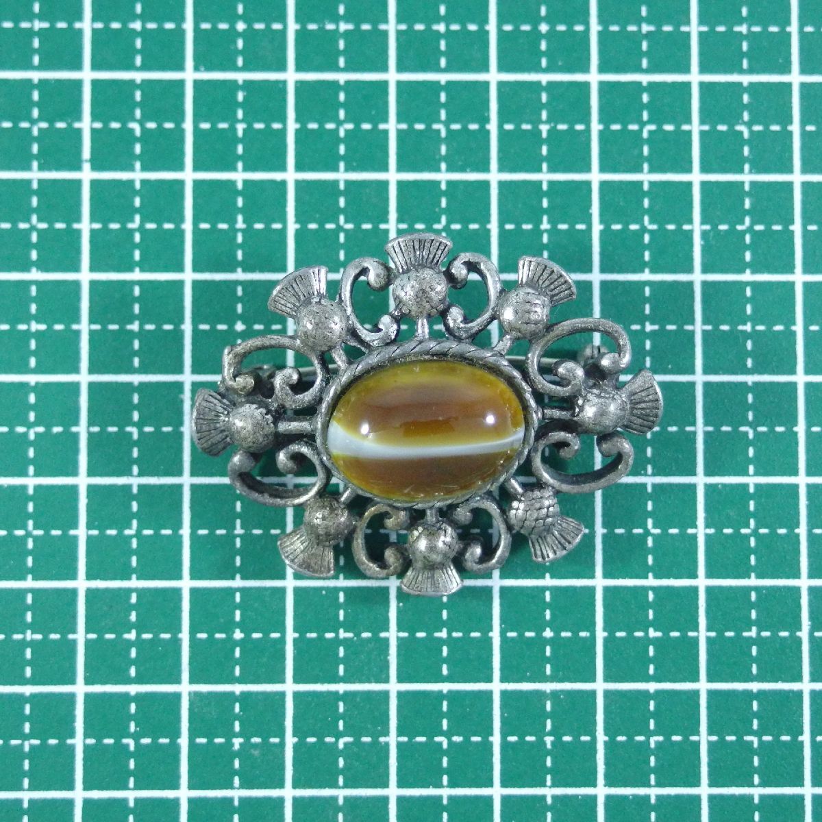 UK1125*a The mi. flower flower motif brown group marble kaboshon Celt England * Vintage brooch *