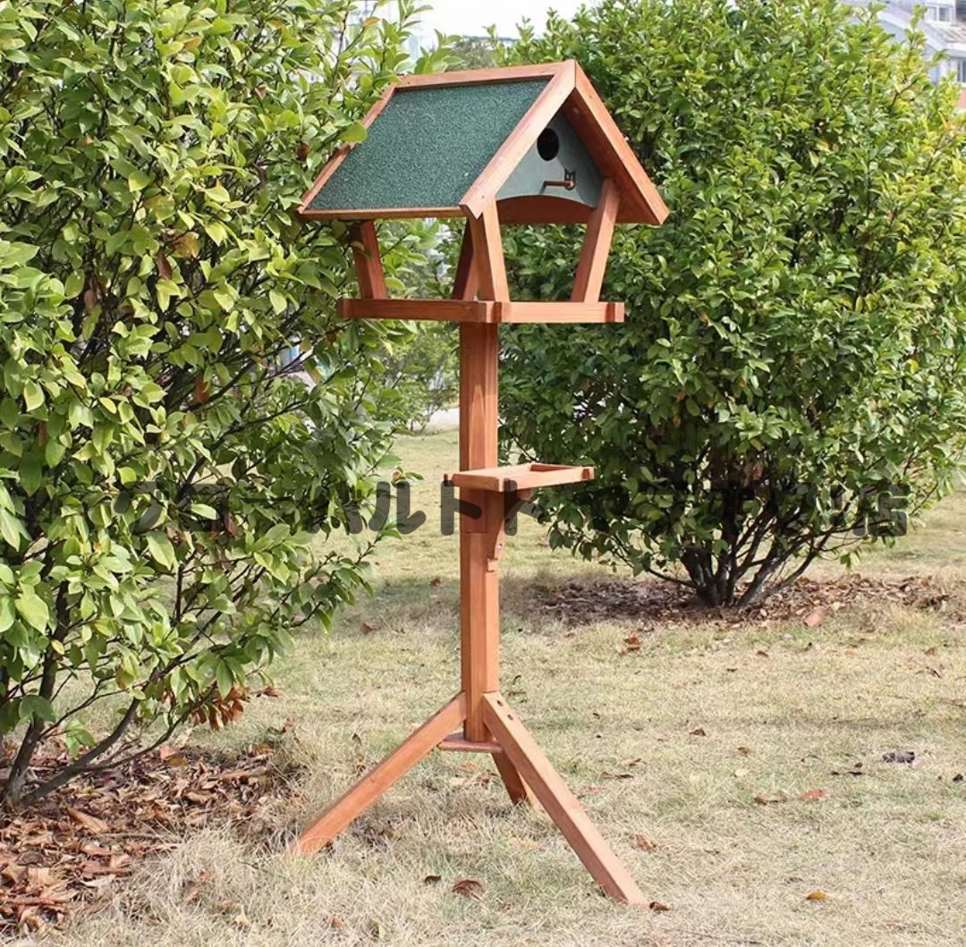 超人気 バードフィーダー　鳥の餌台　ウッド　三角屋根タイプ 木製の野外餌器 防腐雨日焼け防止 S564_画像1