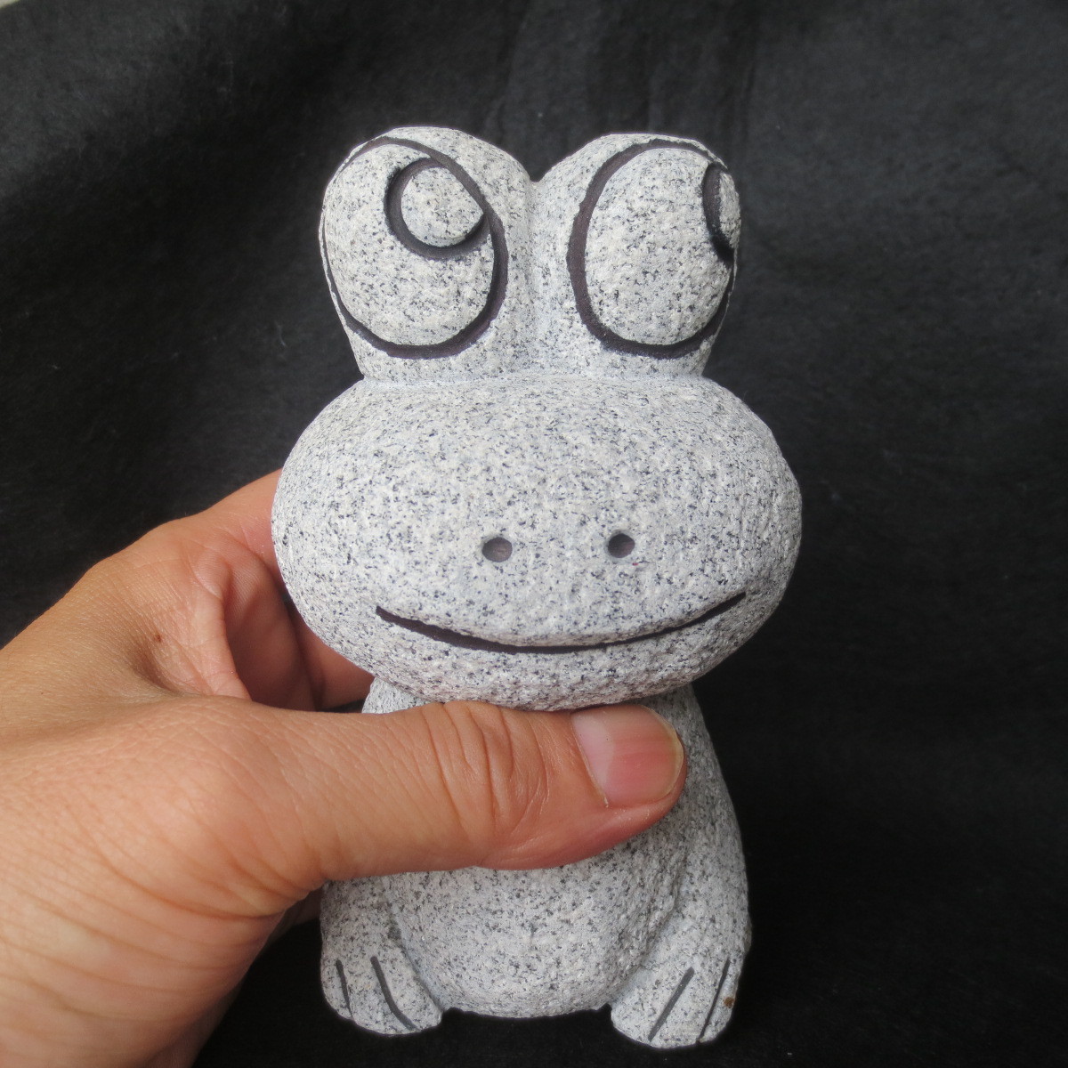 ちいさい かわいい カエル 蛙 かえる フロッグ 置物 御影石 オブジェ 雑貨 ＫＥ-010 ど根性ガエル？