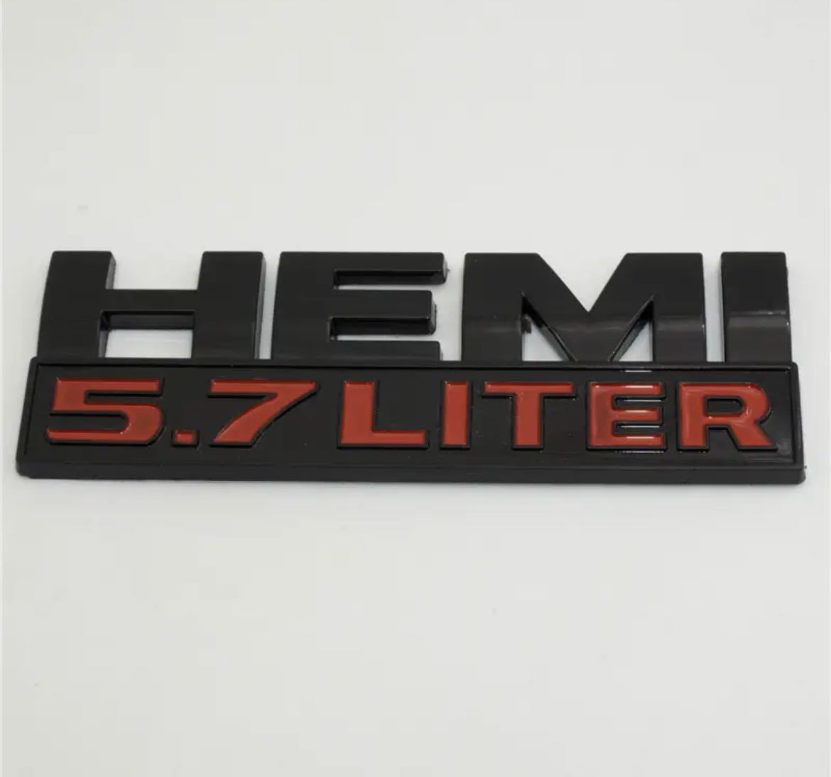 即納◎送料込み◎[黒]HEMI 5.7 LITER エンブレム ステッカー dodge ram jeep グラチェロ charger challenger ダッジ マグナム カスタム_画像3