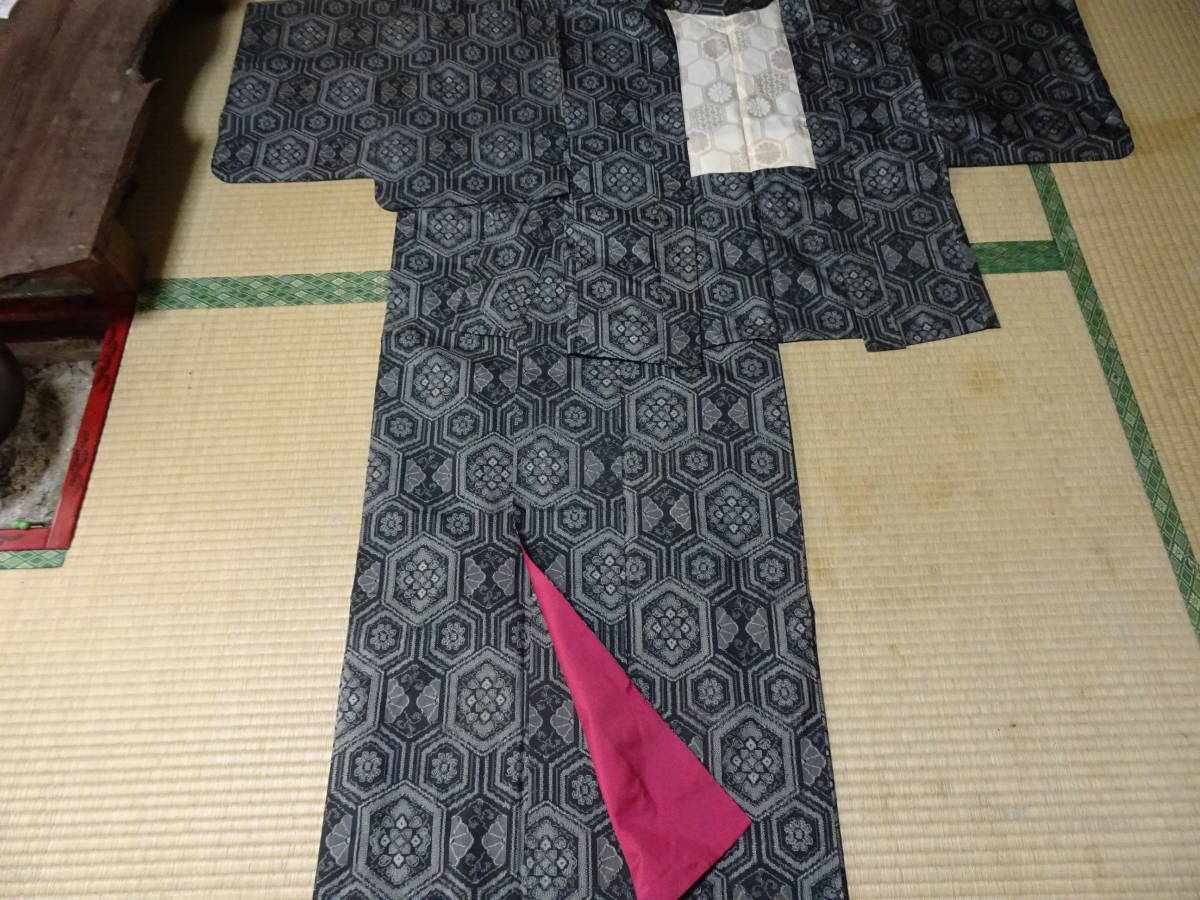 古布/昭和レトロ　亀甲柄の黒い大島紬のアンサンブル（正絹）素材用に_画像1