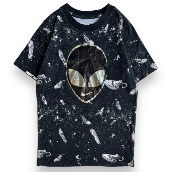 美品 国内正規 NIKE ナイキ AOP ALIEN エイリアン 半袖 総柄 プリント Tシャツ CV2141-013 コットン トップス キッズ M 70cm ブラック_画像1