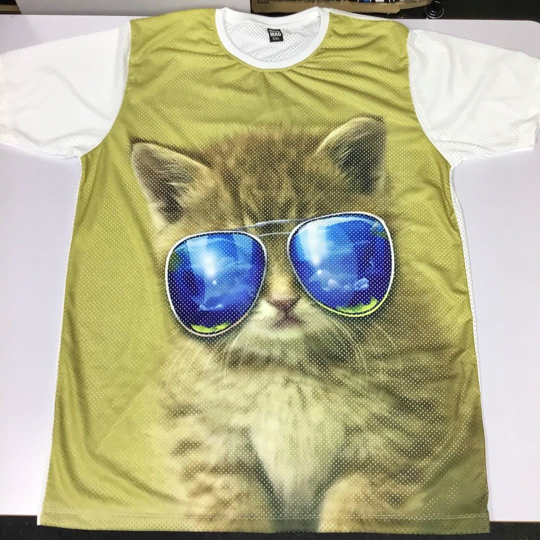 デザインメッシュ半袖Tシャツ XXLサイズ　かわいい猫柄　ティアドロップサングラスをかけたネコ　DBR4D