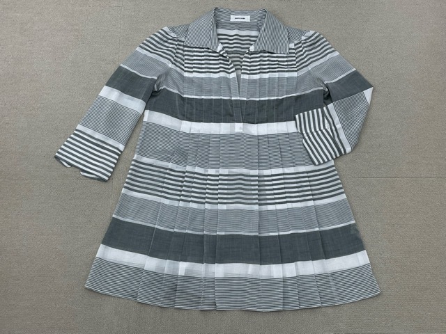 (I07046) ピエールカルダン pierre cardin マルチボーダー スキッパーカラープリーツチュニックブラウス 38 グレー系_画像1