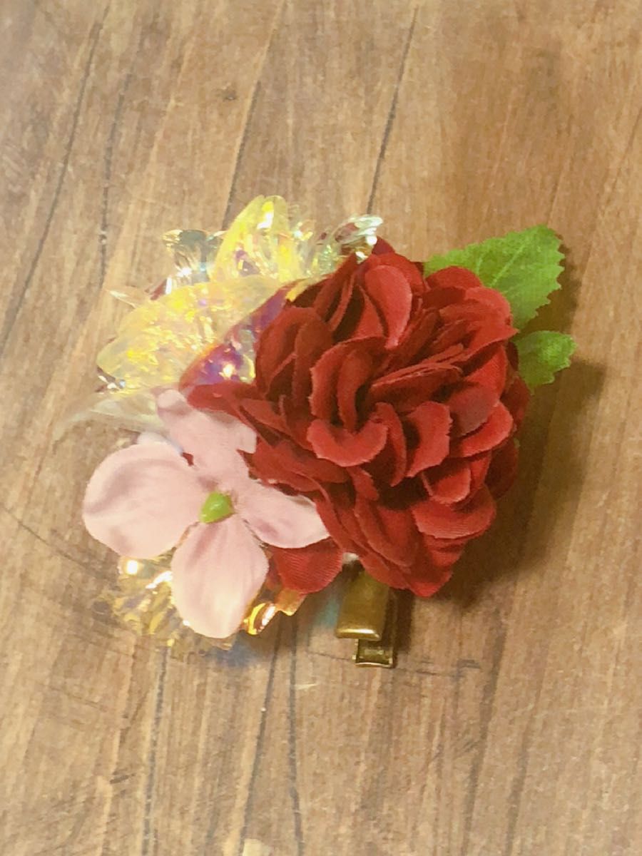 ハンドメイド　ヘアクリップ　ブローチ　コサージュ　ダリア　赤　バラ　オーロラ　ヘアアクセサリー　花飾り