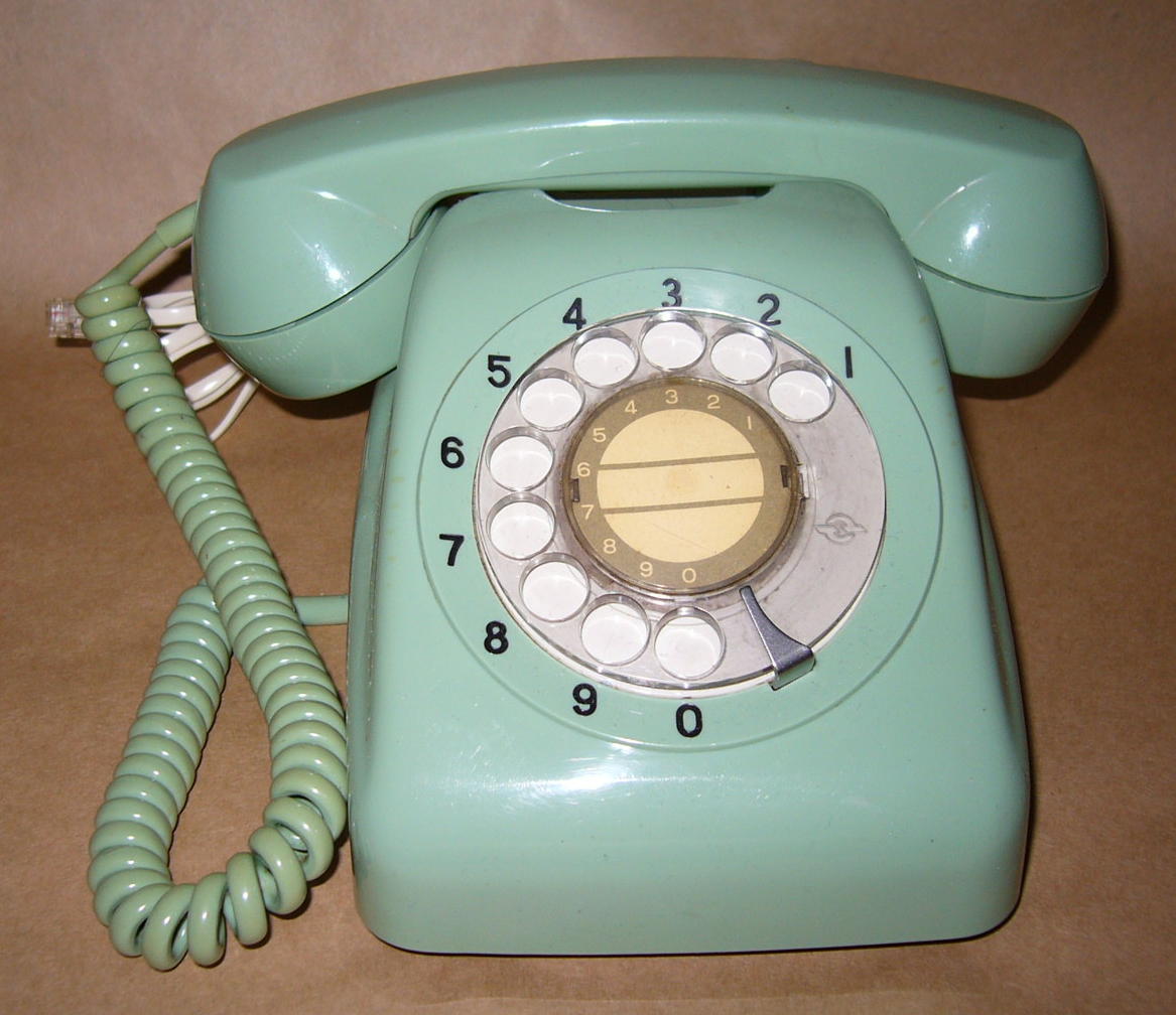 Старая школа телефон. Дисковый телефон зеленый. Старый телефон зеленый. Советский телефон зеленый. Зеленый телефон с диском.