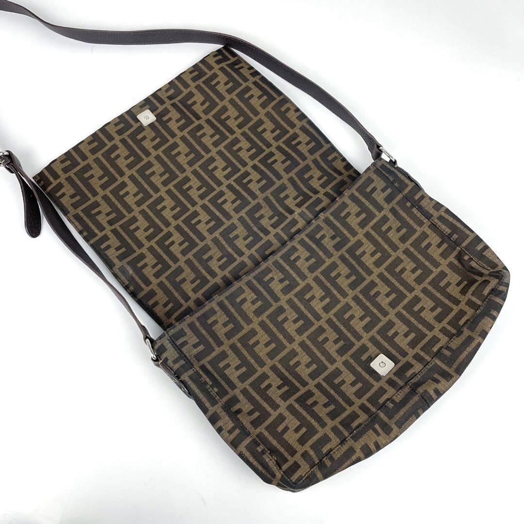 美品■FENDI フェンディ Selleria セレリア ズッカ柄 ショルダーバッグ マンマバケット FF ジャガード キャンバス レザー プレート 8BT116