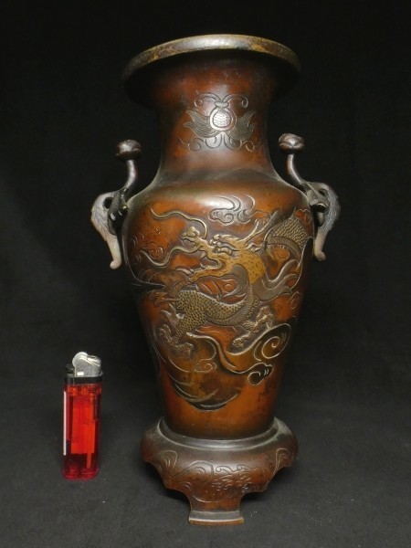 c0722 大迫力の雲龍図！ 古い銅製 細密彫刻 花器 花瓶 花入れ 銅器_画像2