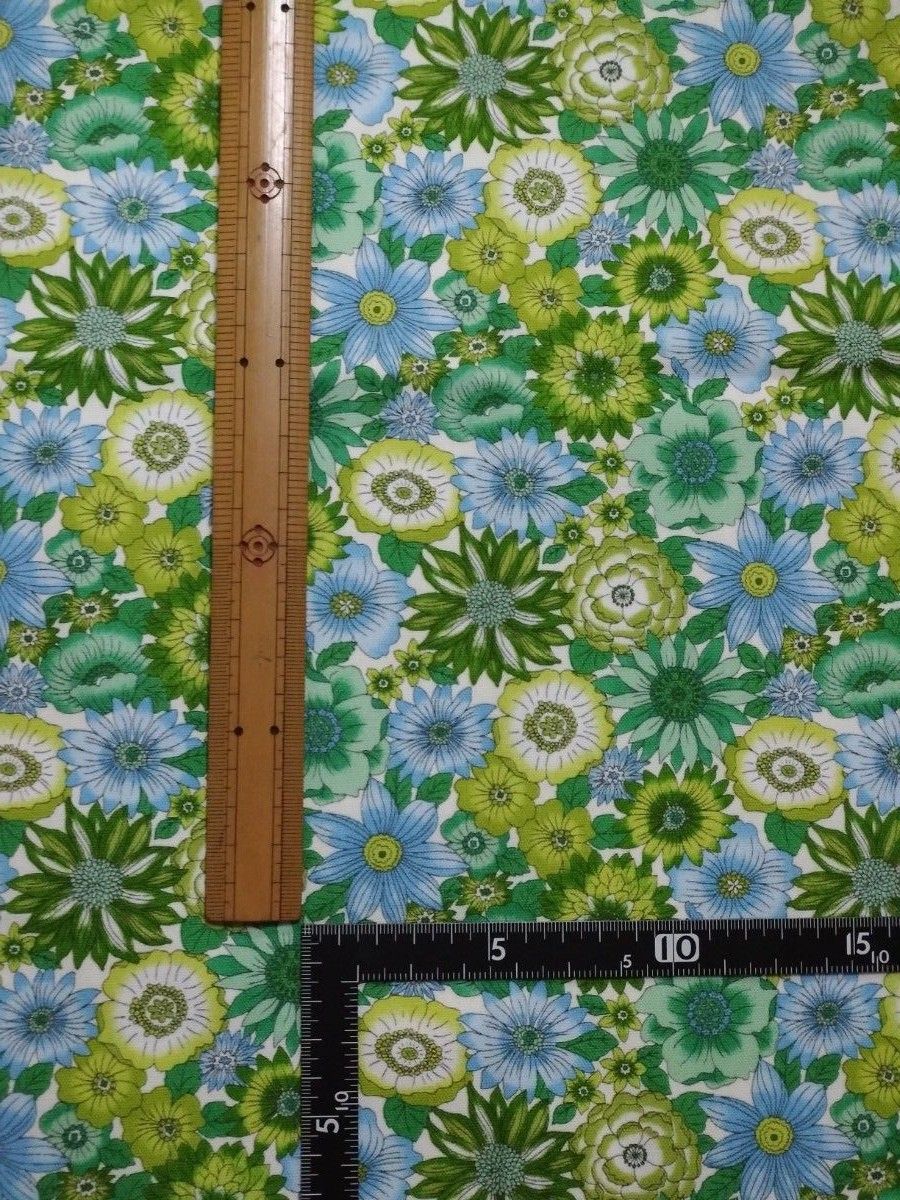 夏に素敵な花柄のオックス(グリーン系)長さ約66センチ 幅約110センチ　スモールスザンナ風の柄