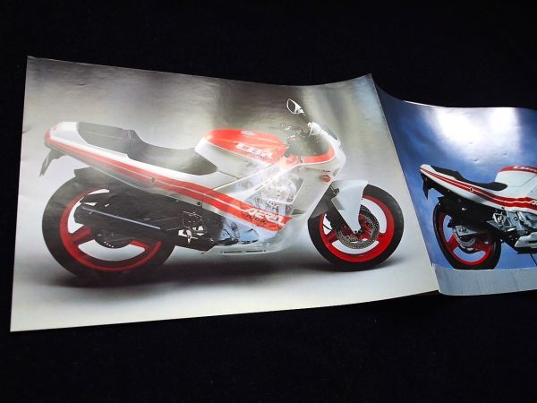 ホンダ　ＣＢＲ４００Ｒ　１９８６年　希少・豪華カタログ・美品・送料込み！_画像6