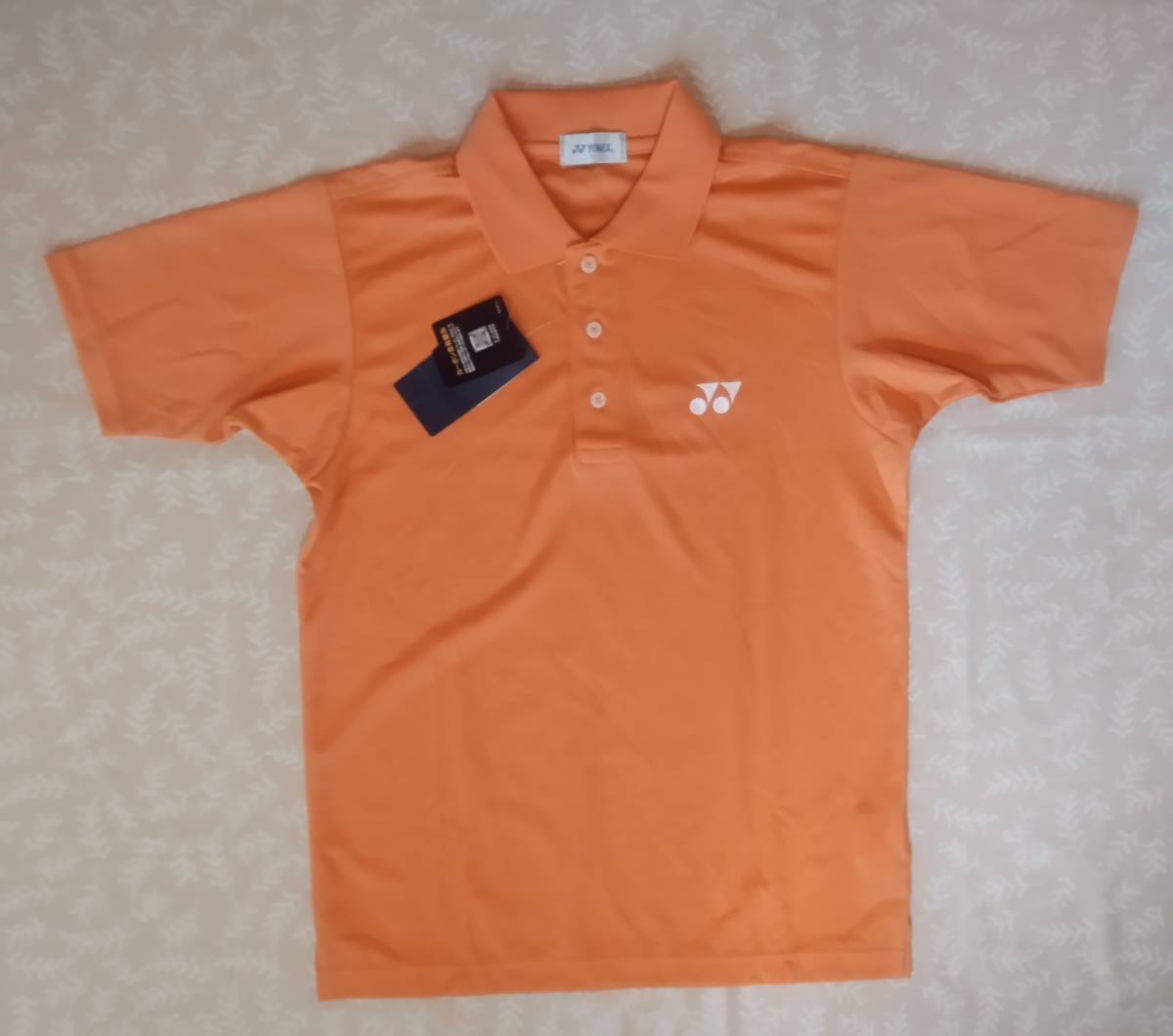 未使用品　ヨネックス　YONEX　半袖シャツ　サイズＳ　オレンジ色　静電気ガード_画像1