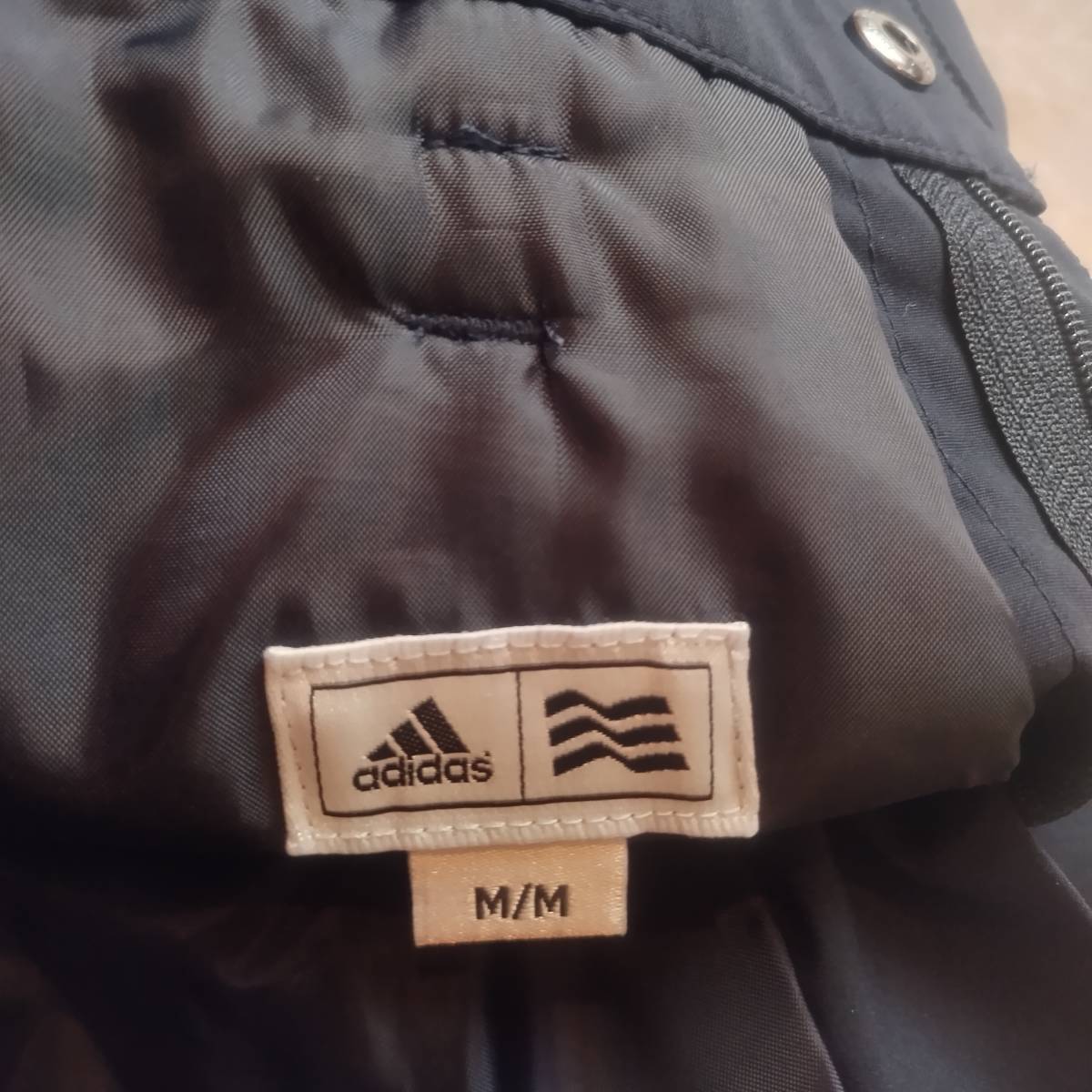 美品! アディダス adidas 中わた入りパンツ サイズM/M やや光沢ネイビー ウエスト一部ゴム+14㎝ ベルト通し JChere雅虎拍卖代购 アディダス ストレッチスカート グリーン×白 一部チェック柄 共布ベルト付 インナーパンツ付 レディース M ゴルフウェア adidas