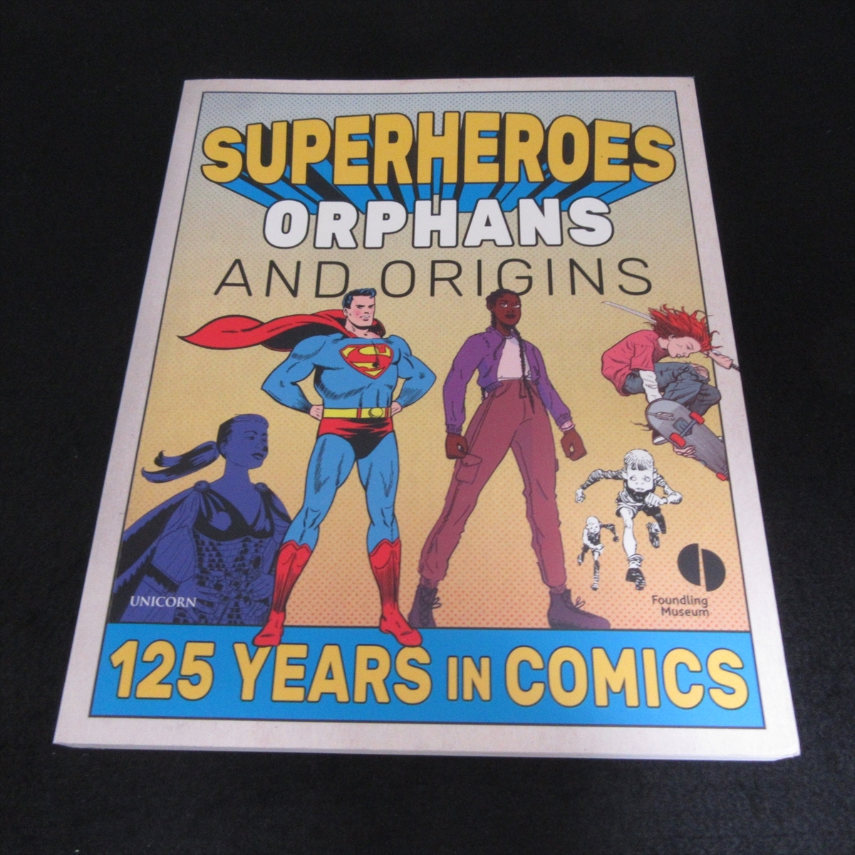 洋書 『Superheroes, Orphans & Origins: 125 Years in Comics』 ■送185円 125年の漫画キャラクターたちを通して学ぶ 考察する　2022刊◇_画像1