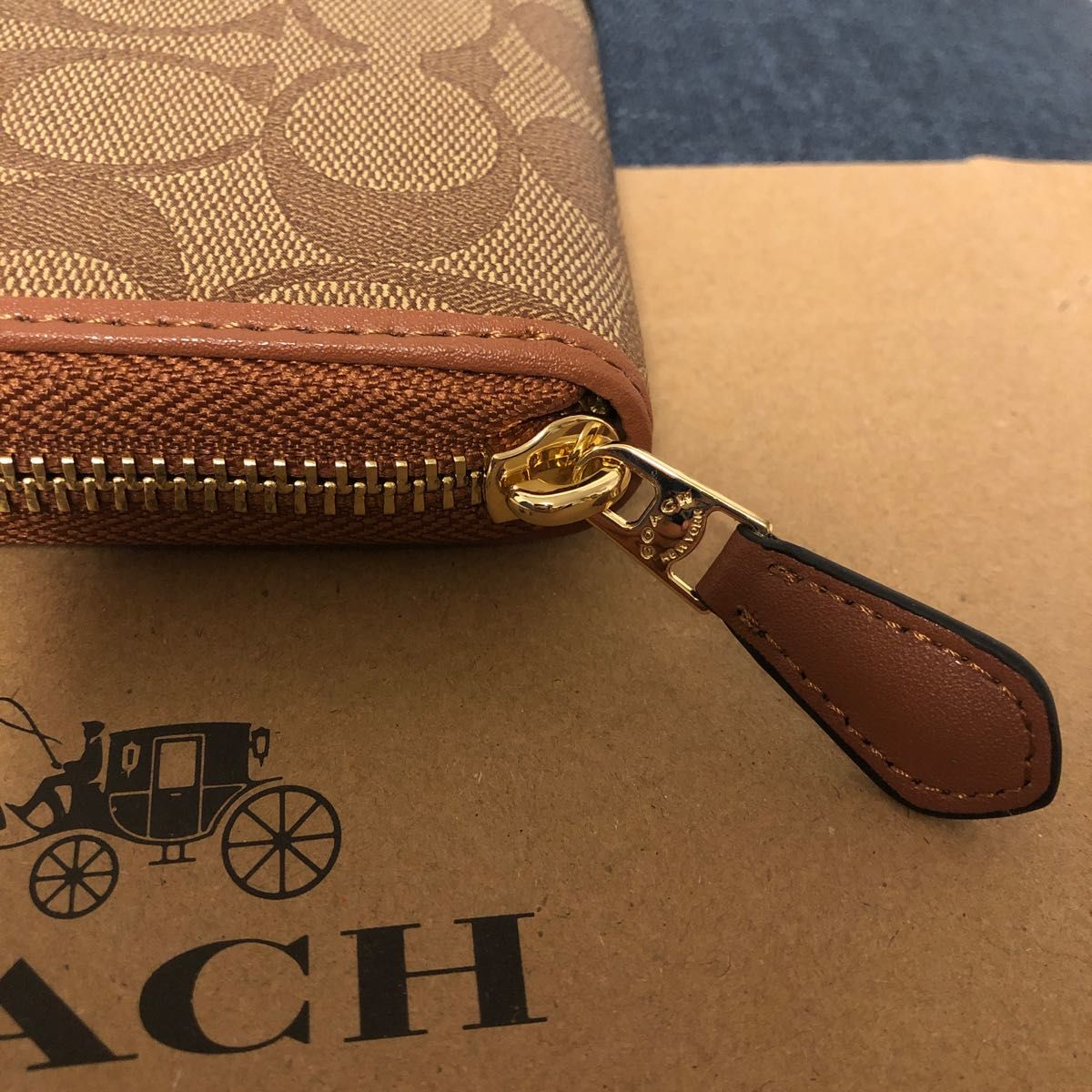 ☆新品未使用☆COACH コーチ長財布 ラウンドファスナー　シグネチャー柄　ベージュ×ブラウン色