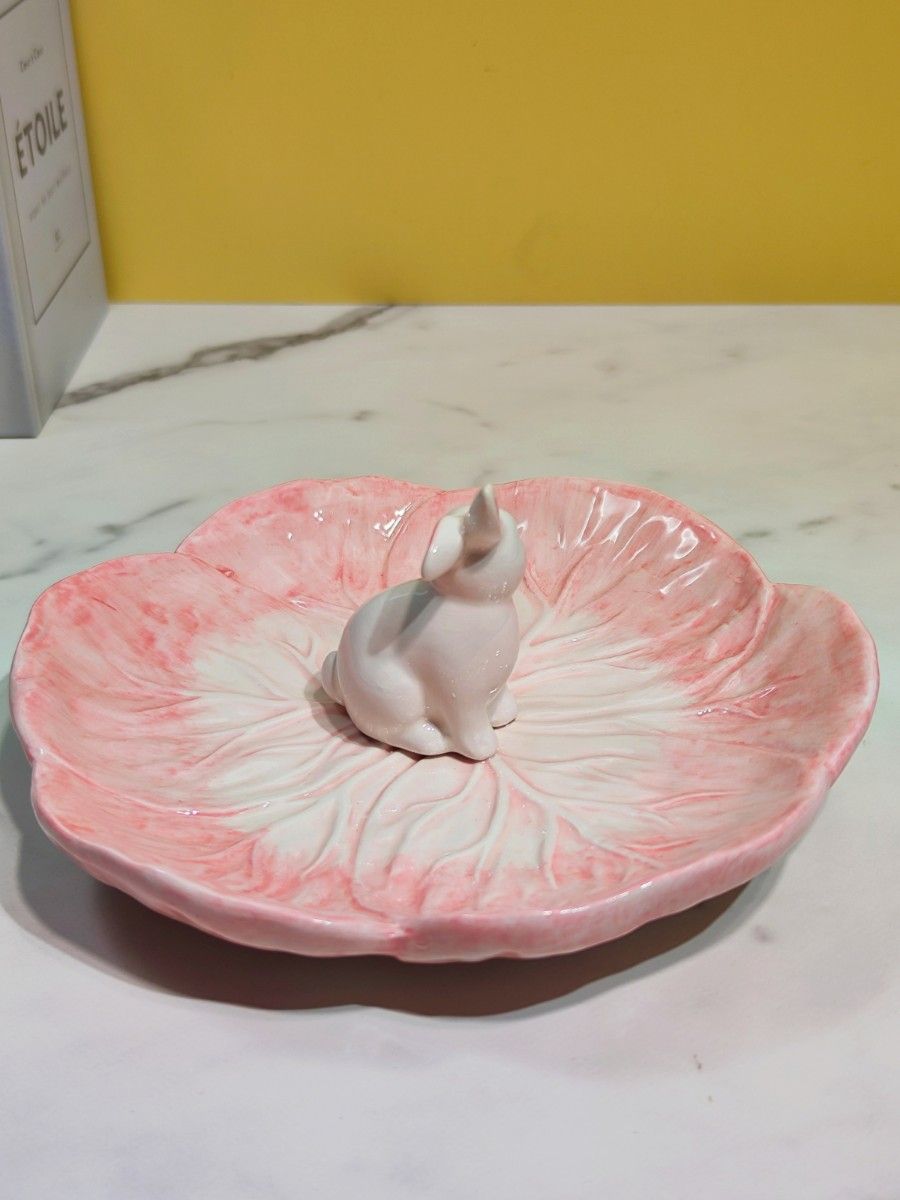 うさぎさん usagi 兎 皿 食器 プレート 陶器 浮彫 動物 立体 おしゃれ 希少 ピンク色 耐熱 食器洗浄機 電子レンジOK
