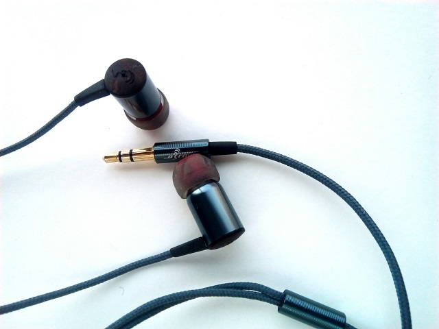 7140円 中古美品 平面駆動型oBravoオーブラボーのイヤホン 7140円 中古美品 平面駆動型oBravoオーブラボーのイヤホン