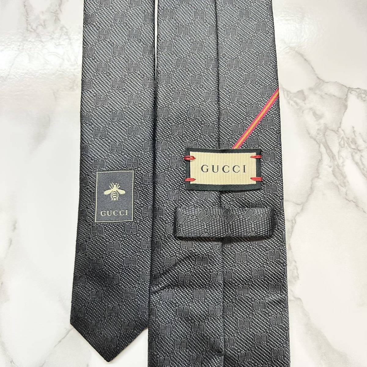 極美品 現行タグ 定番 GUCCI ネクタイ シルク100% GG柄 シェリーライン 蜂 ソーホー レギュラータイ ブランドロゴ 刺繍 グレー_画像5