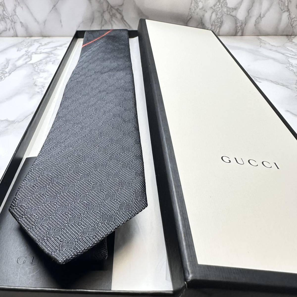 極美品 現行タグ 定番 GUCCI ネクタイ シルク100% GG柄 シェリーライン 蜂 ソーホー レギュラータイ ブランドロゴ 刺繍 グレー_画像2