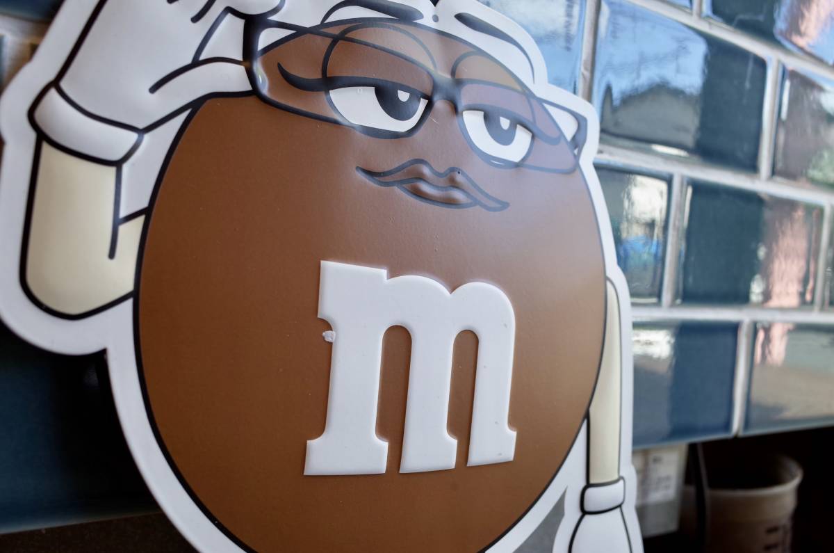 新品 M&M’s エムアンドエムズ メタルサイン エンボス 看板　BROWN 世田谷ベース インテリア アドキャラ アメトイ ディスプレイ_画像2