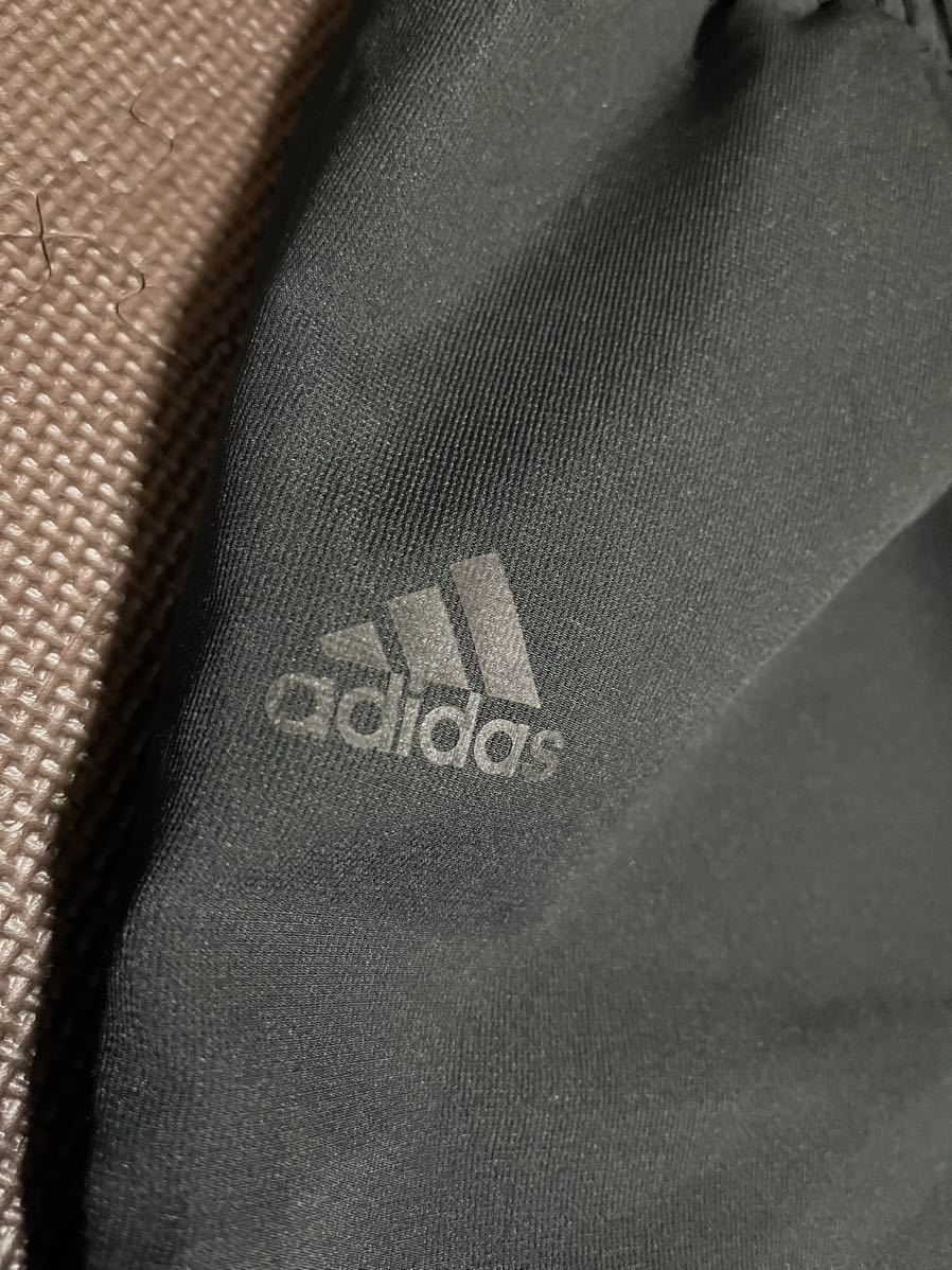 美品adidas黒、ロゴ黒、後ろポケットファスナー、ストレッチハーフパンツ　サイズO_画像4