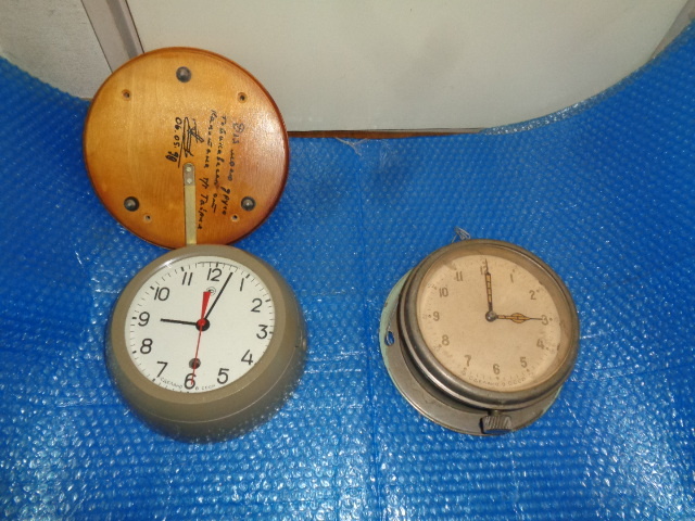 壁掛け時計 不動品 修理して使用願います 2個 旧ソ連製 船舶などに使用 ロシア アンテイーク品 重たい!