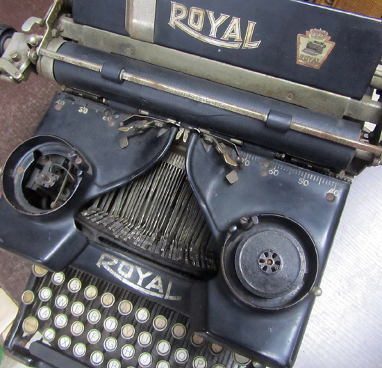  antique miscellaneous goods American made typewriter ROYAL Royal company black . american Vintage product Sapporo city 