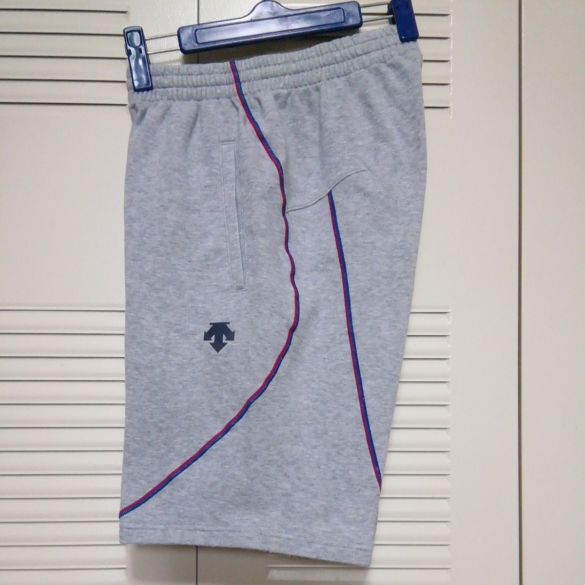*[ б/у одежда ]DESCENTE( Descente ) шорты ( тренировочный, укороченные брюки ) M размер талия 75~81 серый серия 