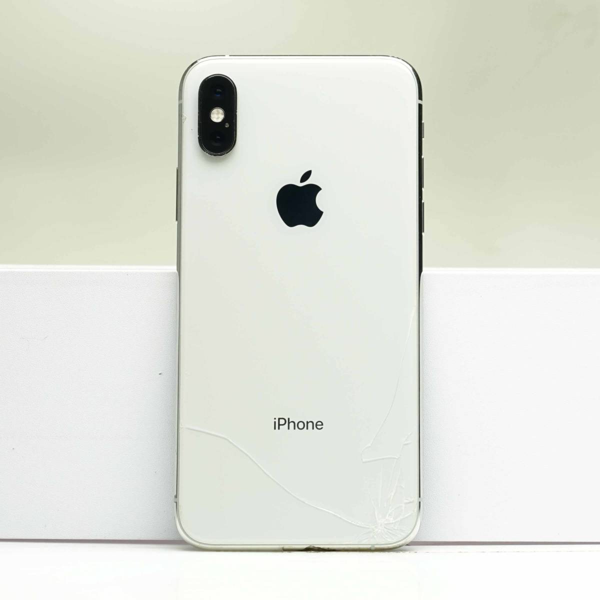 iPhone Xs 64GB シルバー MTAX2J/A SIMフリー 訳あり品 中古本体 白