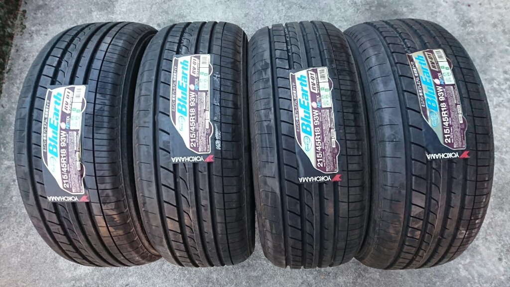 215 / 45R18 Yokohama Blue Earth RV - 01 Labeled Bulldire 原文:215/45R18 ヨコハマ ブルーアース RV‐01 ラベル付き 新品同様 バリ溝