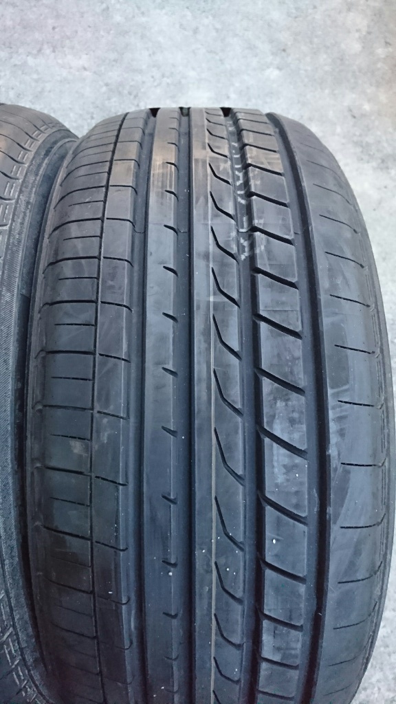 215 / 45R18 Yokohama Blue Earth RV - 01 Labeled Bulldire 原文:215/45R18 ヨコハマ ブルーアース RV‐01 ラベル付き 新品同様 バリ溝