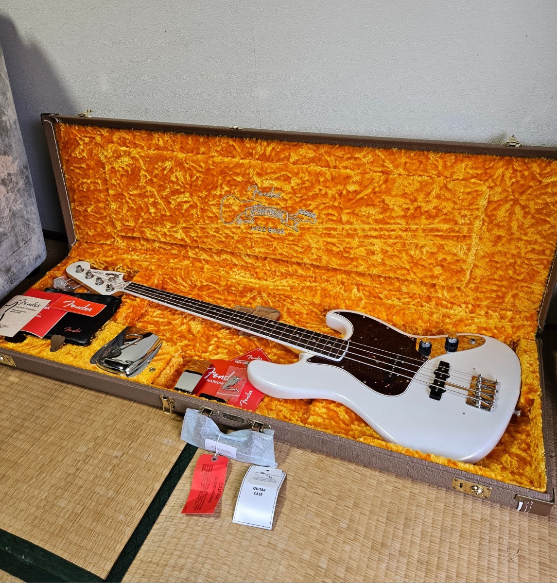 美品☆Fender フェンダー USA Limited Edition 60th Anniversary Jazz Bass 限定 エレキベース 付属品完備 Arctic Pearl ハードケース付き_画像1