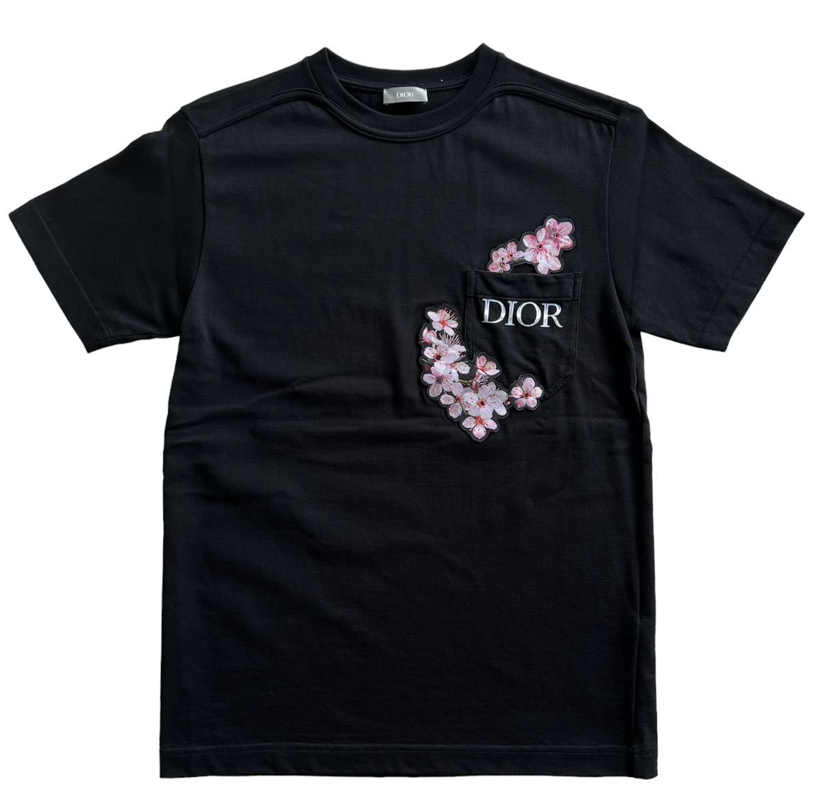 【極美品】DIOR ディオール×空山基【933J611A0554】ロゴポケットプリント 桜ワッペン刺繍 Tシャツ サイズ：XS ブラック_画像1