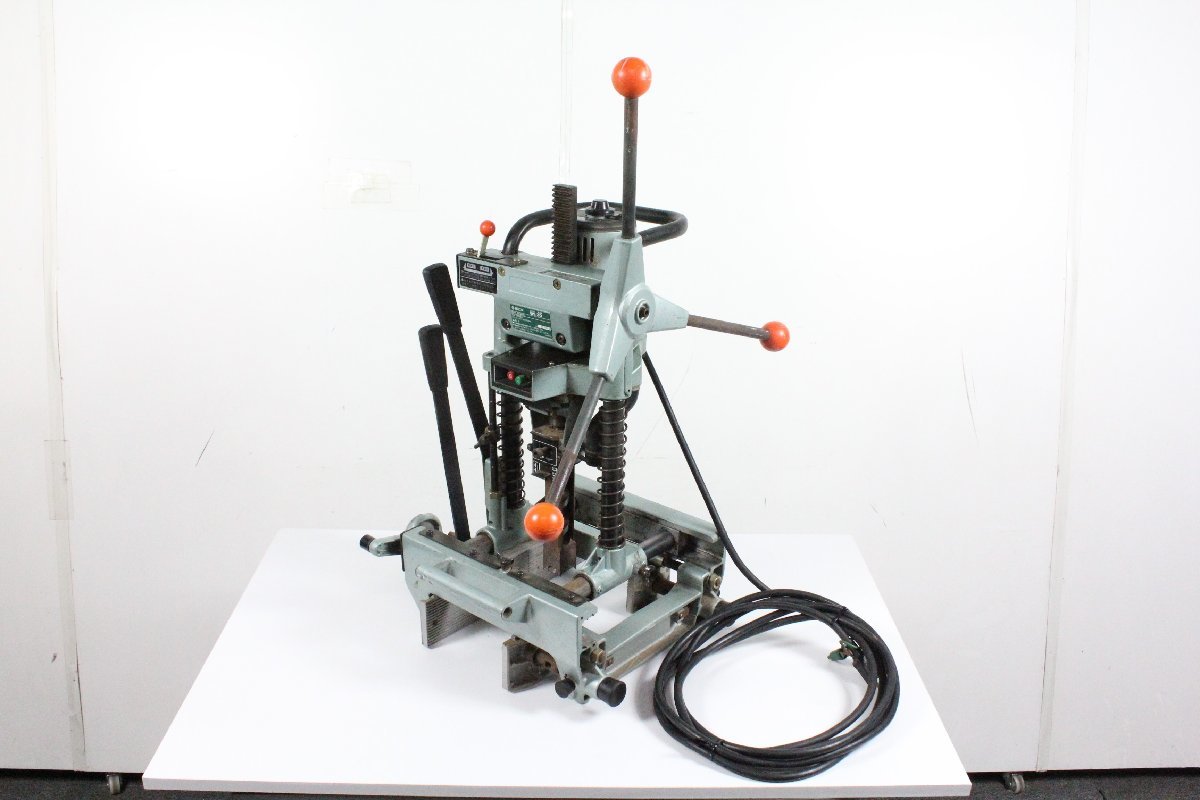 最終決算 穴あけ ほぞ穴 大工 30mm 角ノミ BS30 HITACHI ハンドル部割れ有 回転動作確認 加工 【現状品】 日立工機 HiKOKI その他 最終決算 穴あけ ほぞ穴 大工 30mm 角ノミ BS30 HITACHI ハンドル部割れ有 回転動作確認 加工 【現状品】 日立工機 HiKOKI その他