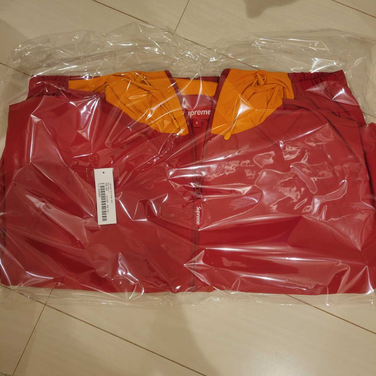 small Supreme 2023SS lightweight nylon hooded jacket red Sサイズ ナイロン ジャケット シュプリーム アウター パーカー フーディ_画像4