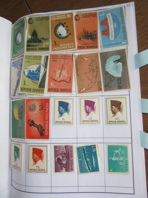 「世界各国発行の切手　使用済みと未使用と混合」紙にヒンジ貼り付け　５０シートの帳面№4302_画像10