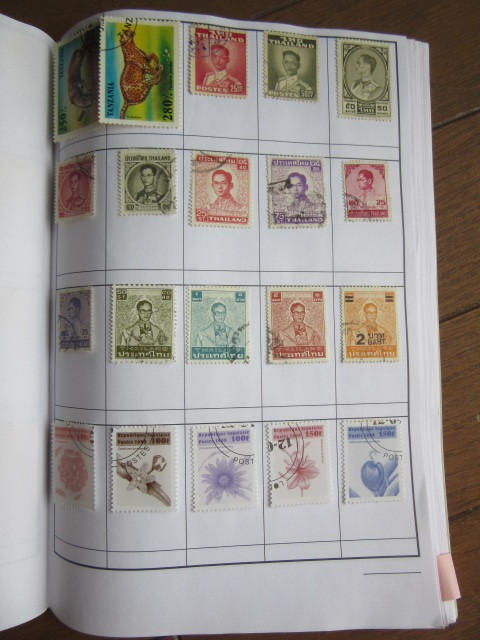 「世界各国発行の切手　使用済みと未使用と混合」紙にヒンジ貼り付け　５０シートの帳面№4303 _画像9