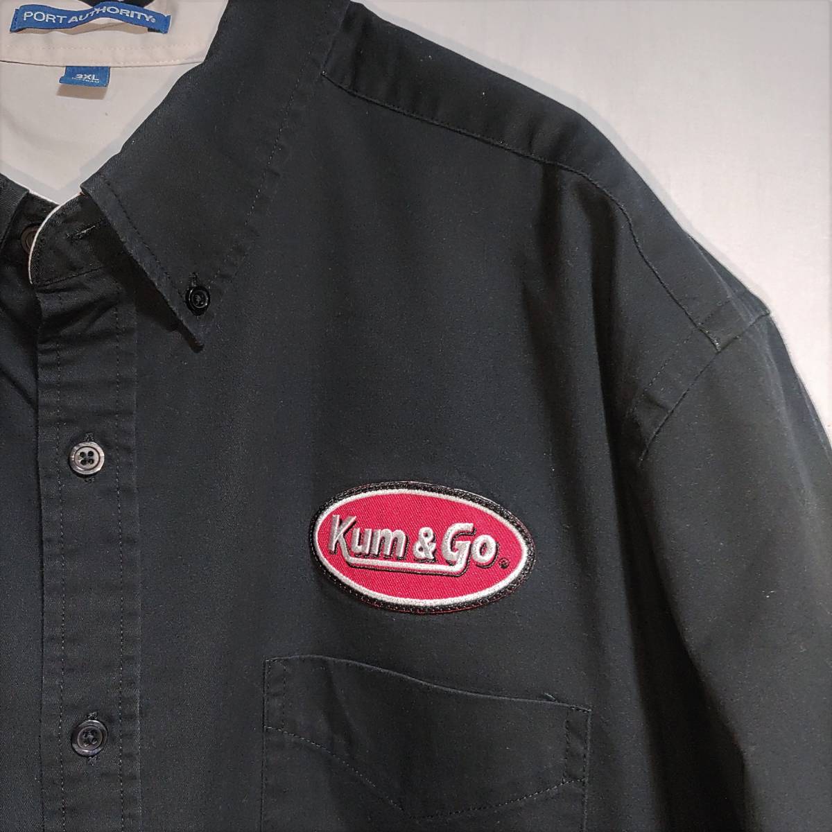 PORT AUTHORITY 半袖ワークシャツ size 3XL オーバーサイズ ブラック ゆうパケットポスト可 胸 ワッペン KUM&GO 古着 洗濯 プレス済 464_画像5