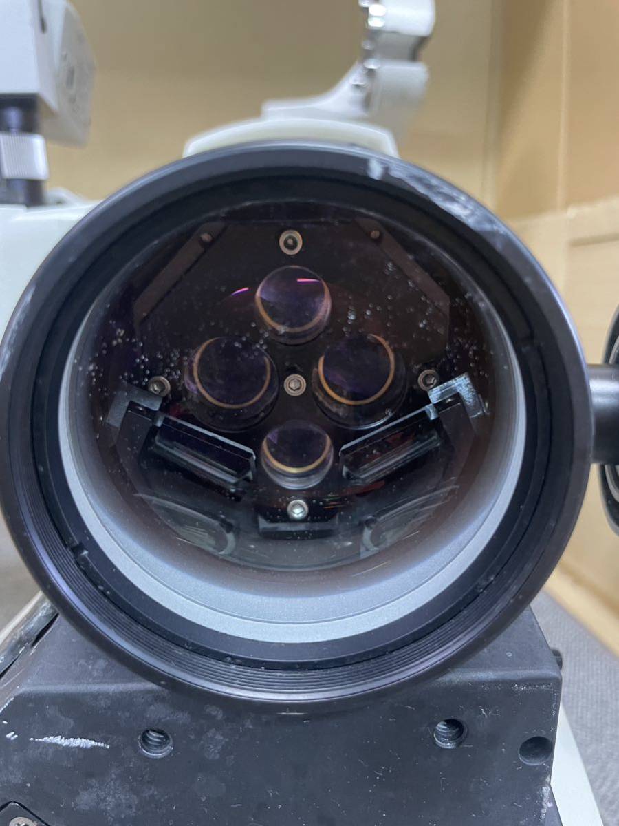 LEICA M841 レンズ10x/21は中水有り、WD=200mm/など、SONY DXC-200A/傷、汚れなど有ります、現状品未確認ジャンク品部品取り、状態は悪い_画像3