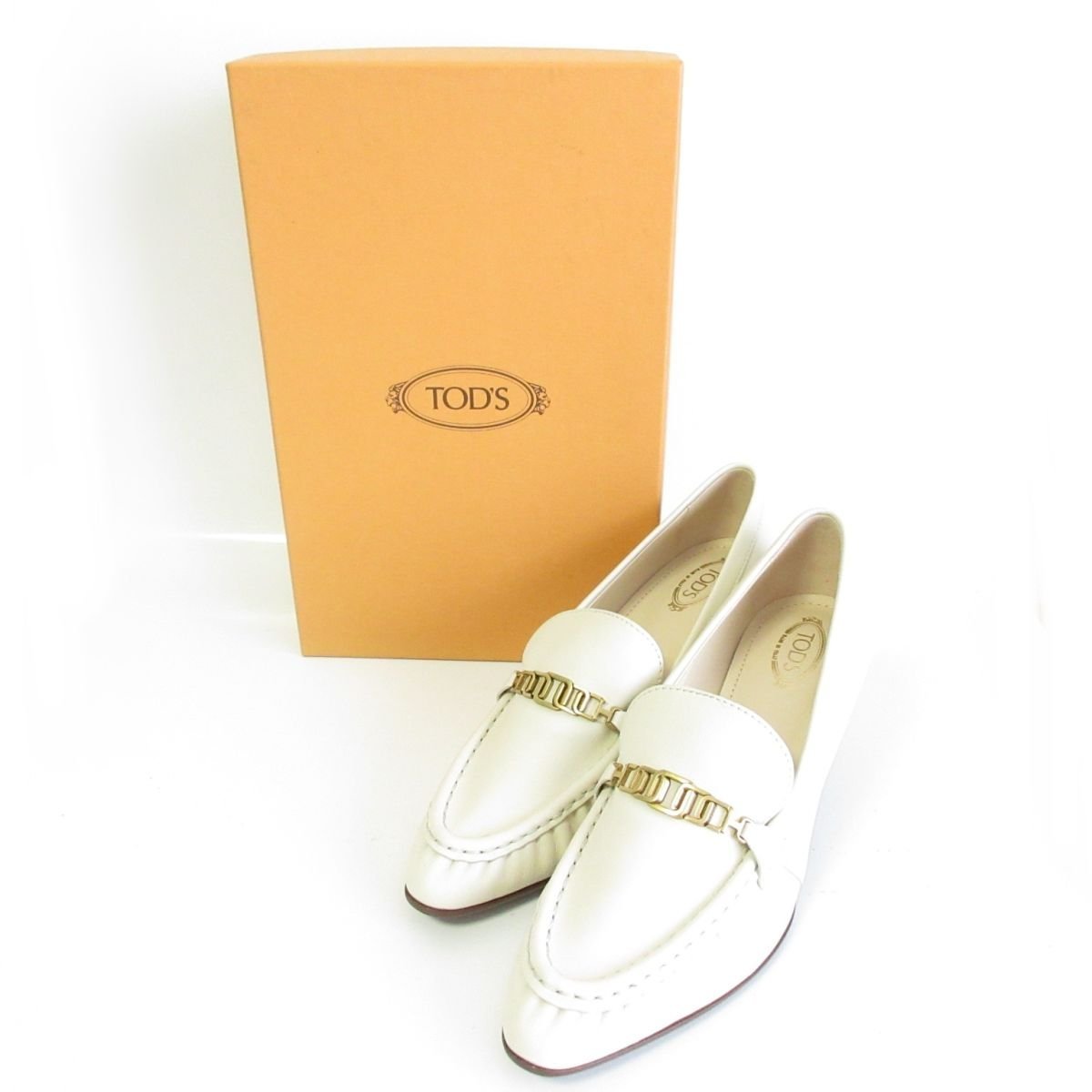 未使用 TOD’S トッズ チェーン装飾 レザー ポインテッドトゥ ローファー モカシンパンプス 38 1/2 約25.5cm オフホワイト×ゴールド金具_画像1