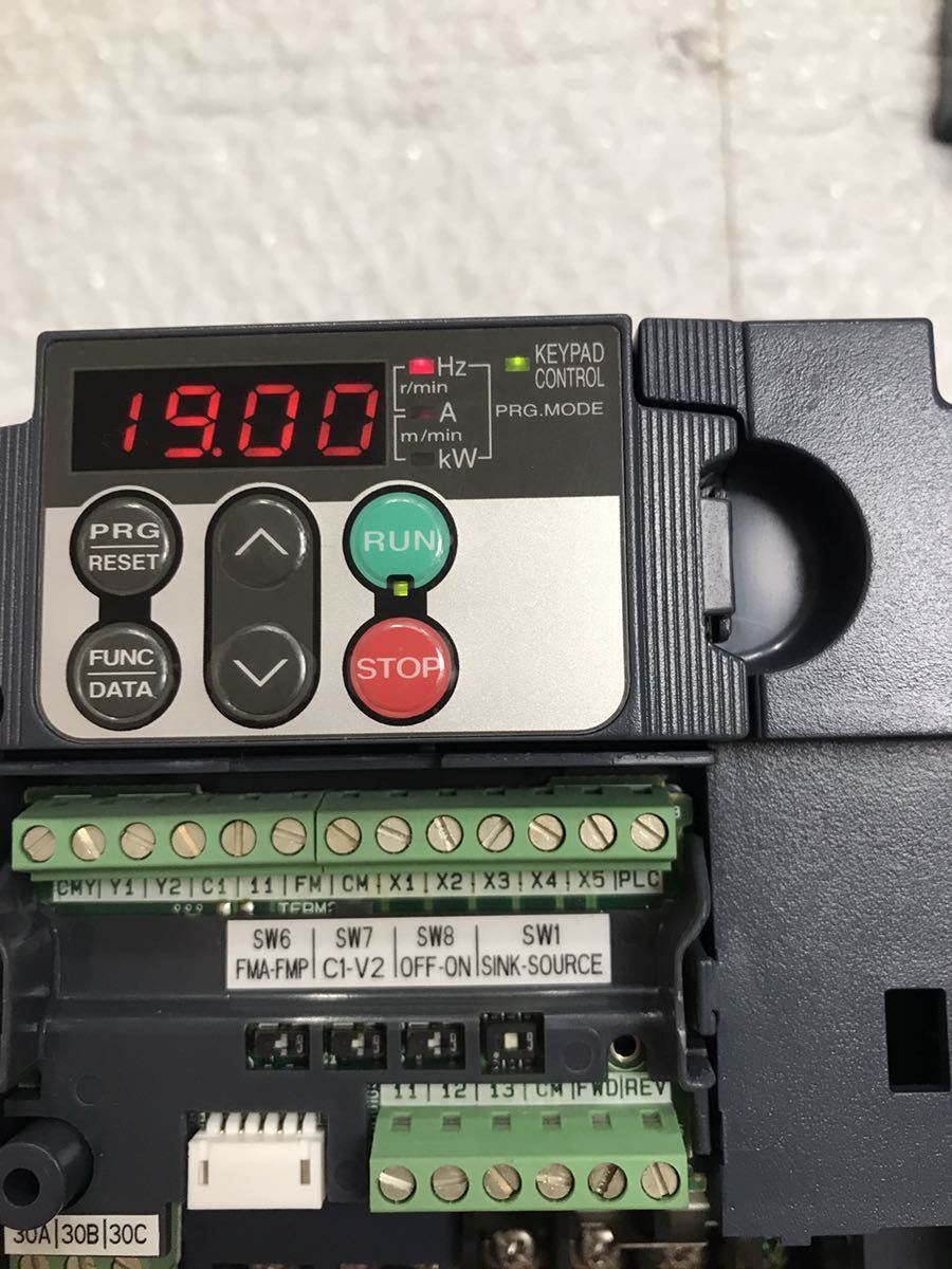 中古美品富士電機インバーター FRN1.5E1S-2J動作保証 [インボイス発行事業者]_画像2